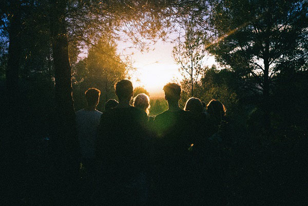 foto van groep vrienden die kijken in de lucht