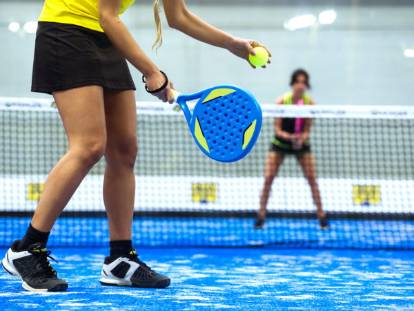 zicht op padelracket en padelbaan