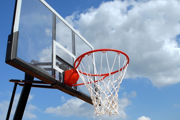 Een zicht op een basketbalbord