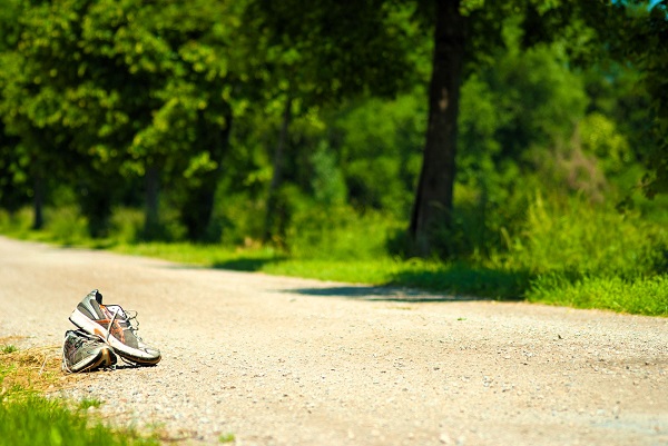 Een blik op een paar hardloopschoenen op een grindweg