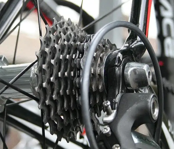 Uitzicht op achtertandwielen racefiets