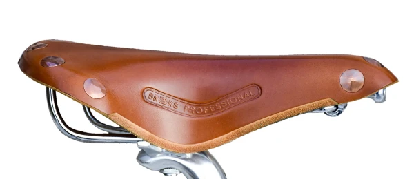 een blik op een fietszadel van Brooks