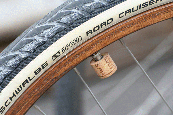 Buitenband van Schwalbe op een wiel met houten velgen
