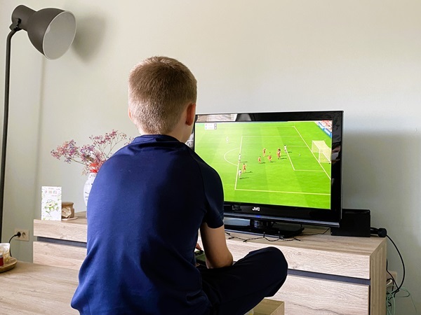 foto van een kind die een voetbalgame speelt