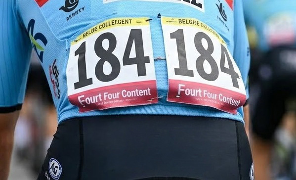 Uitzicht op 2 startnummers op de rug van een wielrenner