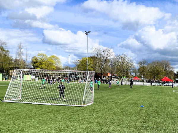 Uitzicht op een voetbalmatch voor de jeugd