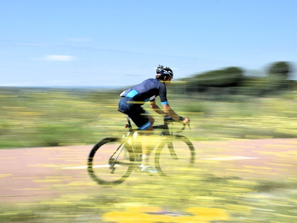 Uitzicht op een wielrenner die vlug fietst
