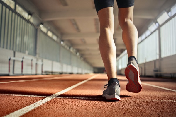 Een blik op een sportende indoor atleet