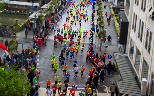 Foto van een grote groep marathonlopers