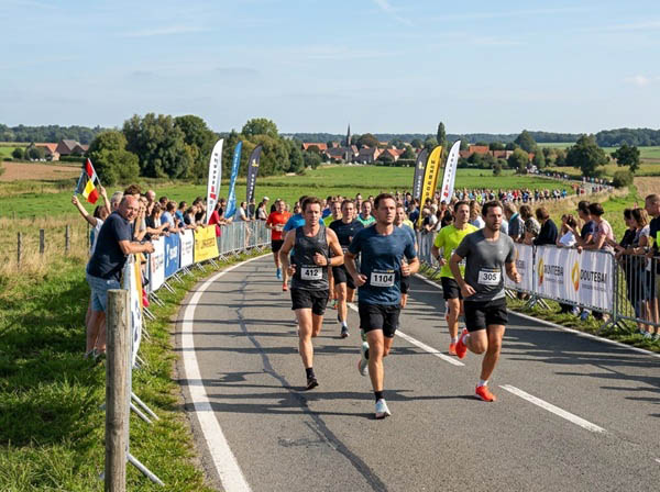 AI foto van een groep hardlopers op een weg aangemoedigd door supporters