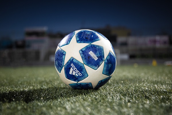 Een blik op een voetbal van het merk Adidas