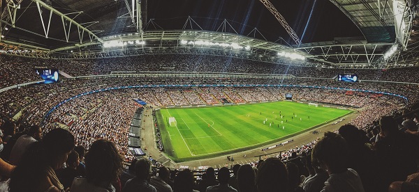 Een blik op een voetbalstadion met supporters