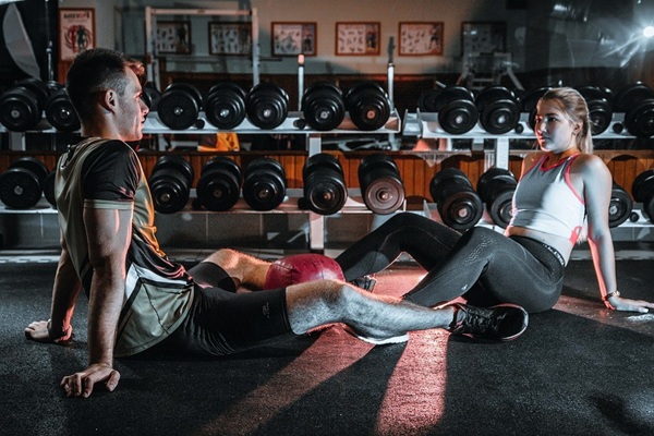 Een man en een vrouw die samen workout uitvoeren