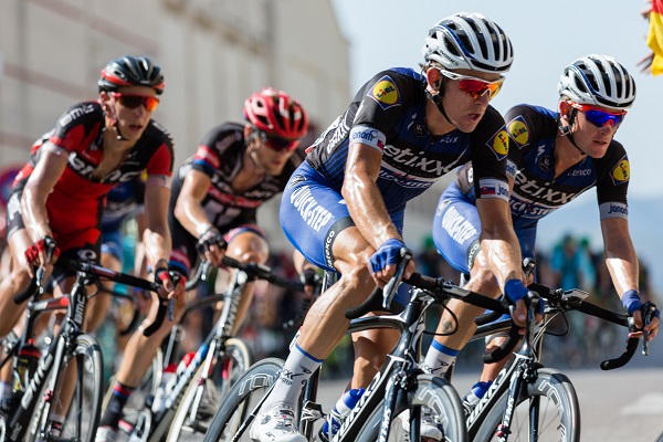 Een blik op het peloton met wielrenners